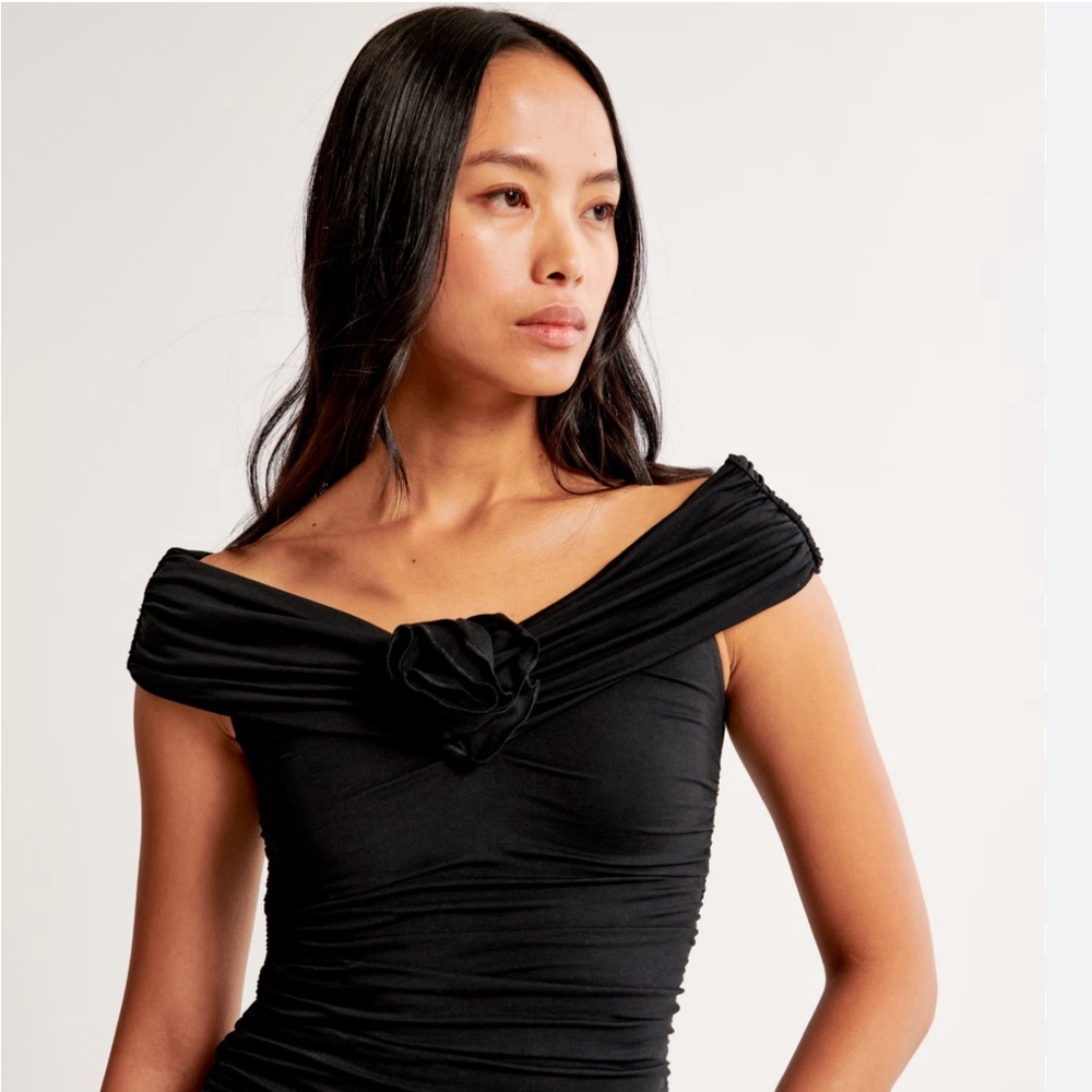 Abercrombie off the shoulder rose top